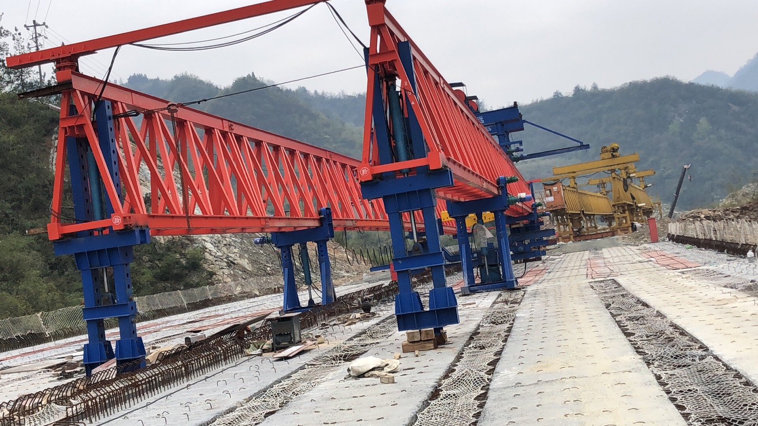 湖北十堰，十巫高速三標(biāo)，采購我廠的JQ40-180新式架橋機(jī)