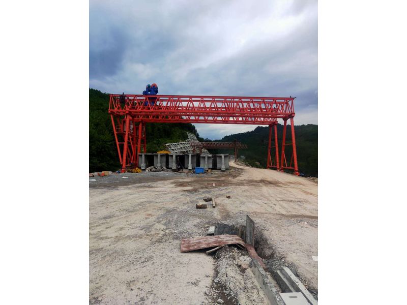 重慶匯森路橋工程建設(shè)有限公司，巴萬高速三標(biāo)項目部采購高遠(yuǎn)重型MG100/10-24m-9m龍門吊兩臺，設(shè)備發(fā)貨出廠