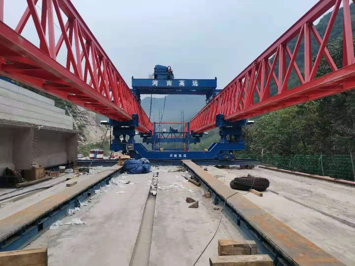 河南高遠(yuǎn)公司40m-200t自平衡架橋機(jī)，助力四川交投（四川路航-九綿高速）